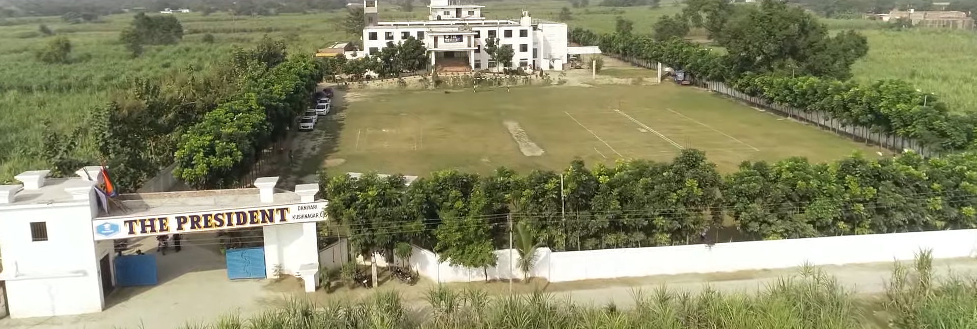 कर्मचारियों के साथ द प्रेसिडेंट का प्रवेश द्वार